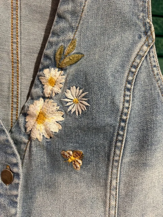 Embroidered Daisy Light Wash Denim Vest - Picture 4 of 8